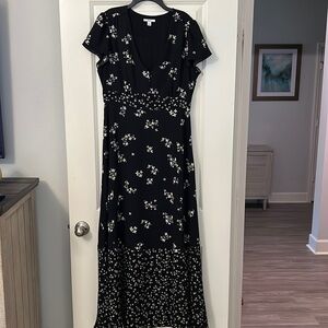 Beautiful floral dress! V-neck with ruffled sleeves